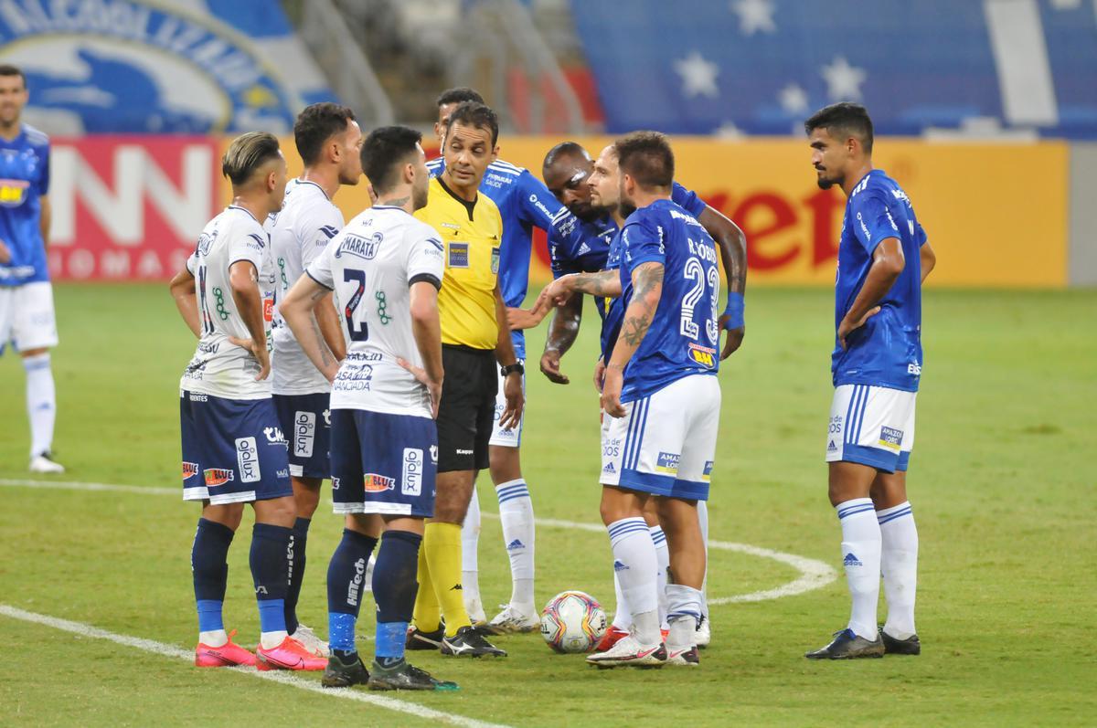 Fotos do jogo entre Cruzeiro e Confiana, no Mineiro, em Belo Horizonte, pela 24 rodada da Srie B do Campeonato Brasileiro