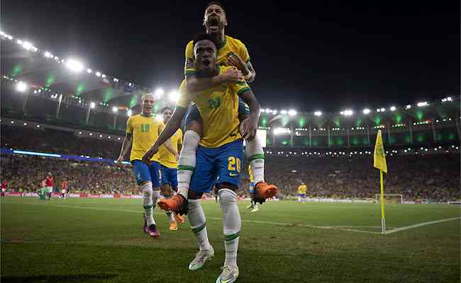 Vini Jr. comemora com Neymar: Brasil atropelou o Chile com Maracan lotado 