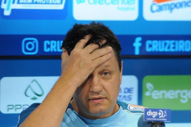 Fotos da apresentao de Adilson Batista como novo tcnico do Cruzeiro. Tcnico teve reunio com jogadores na Toca da Raposa II, falou com a imprensa e depois comandou seu primeiro treino