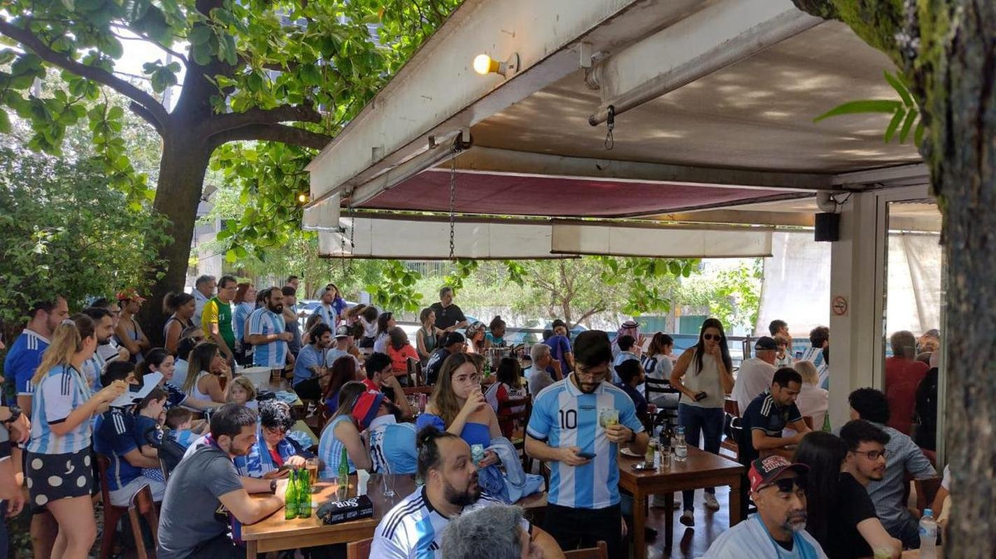 No restaurante Pizza Sur, em Belo Horizonte, comunidade argentina acompanhou a final da Copa do Mundo diante da Frana