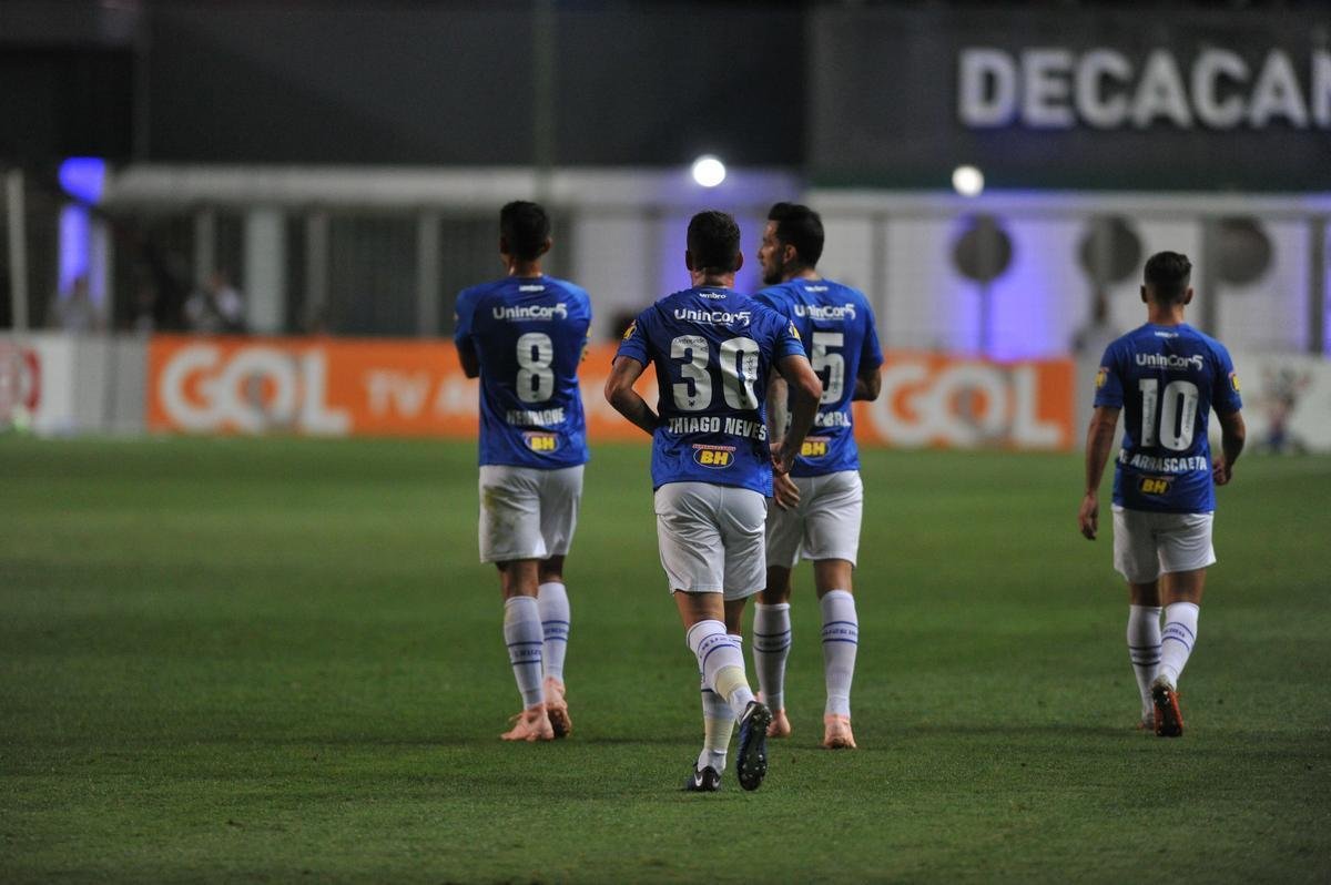 Com gols de Thiago Neves, Arrascaeta e Ded, Cruzeiro goleou a Chapecoense por 3 a 0