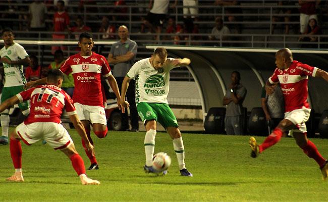 Derrota para o CRB no Estádio Rei Pelé complicou situação da Chapecoense