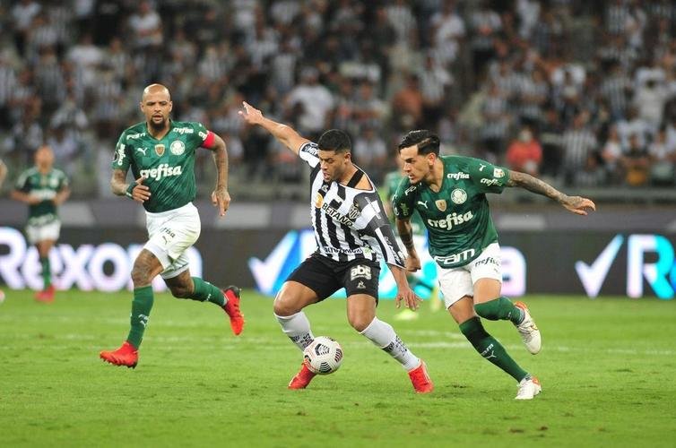 No segundo tempo, de cabea, Vargas abriu o placar para o Atltico no Mineiro: 1 a 0