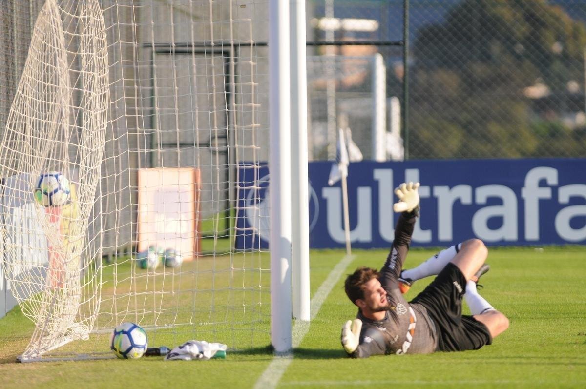 Atltico colocou alguns reforos em campo e derrotou a Seleo Brasileira Sub-20 por 5 a 3 com gols de Ricardo Oliveira (2), Denlson, Terans e Erik. Jhonny Lucas, Alerrandro e Alan descontaram.