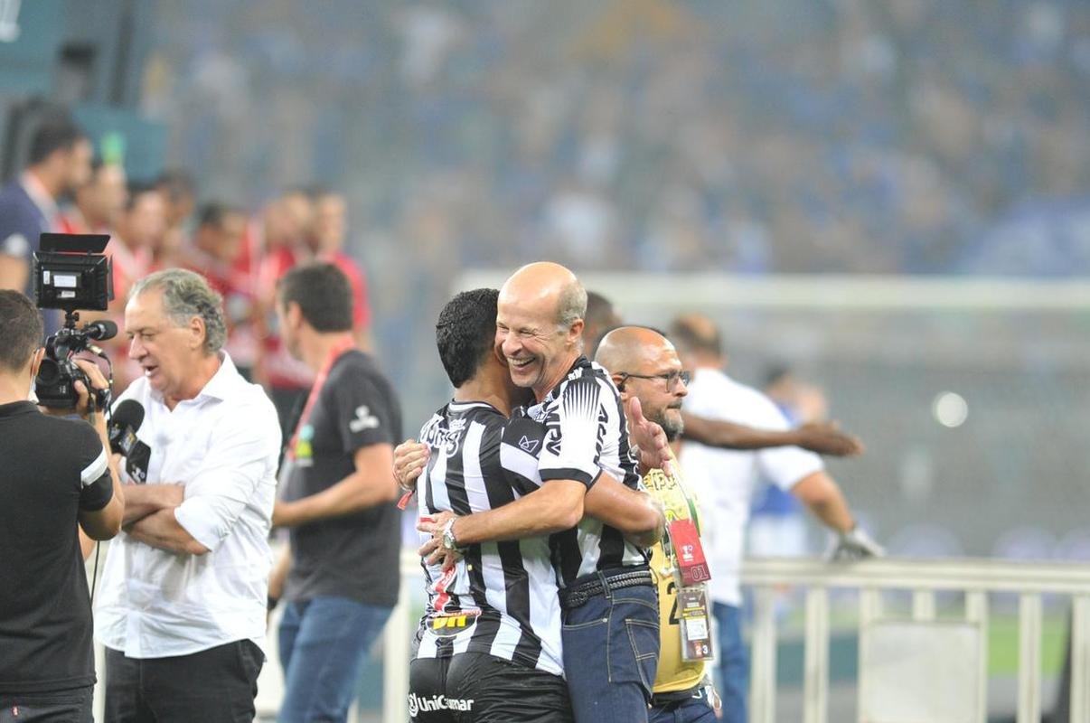 Festa do Atltico no Mineiro pela conquista do tricampeonato mineiro. Galo derrotou o Cruzeiro por 3 a 1 na final nica do estadual. Gols foram de Hulk (2) e Nacho