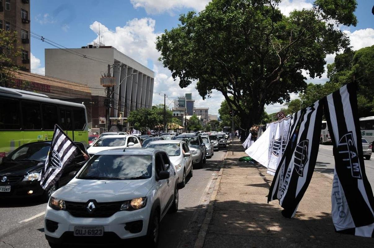 Torcida do Atltico chegou animada ao Mineiro para o jogo da taa, contra o RB Bragantino. Dia de festejar com o time o ttulo do Campeonato Brasileiro de 2021