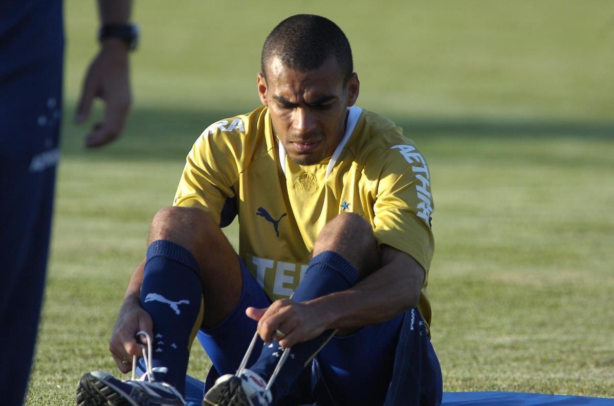 Arajo (2006): maior artilheiro da histria do Gois com 142 gols, Arajo era sonho antigo da diretoria do Cruzeiro, que s o contratou em setembro de 2005, quando ele estava no Gamba Osaka, do Japo. No clube asitico, o atacante marcou 33 gols em 33 jogos pela J1-League, da qual se sagrou campeo. Em 2006, quando j jogava na Raposa, Arajo se machucou gravemente num jogo contra o Villa Nova, no Campeonato Mineiro, e perdeu o restante da temporada. Voltou aos gramados em 2007, mas sem apresentar o rendimento que a torcida esperava. Ao todo, disputou 39 partidas pelo time celeste e marcou 19 gols. 