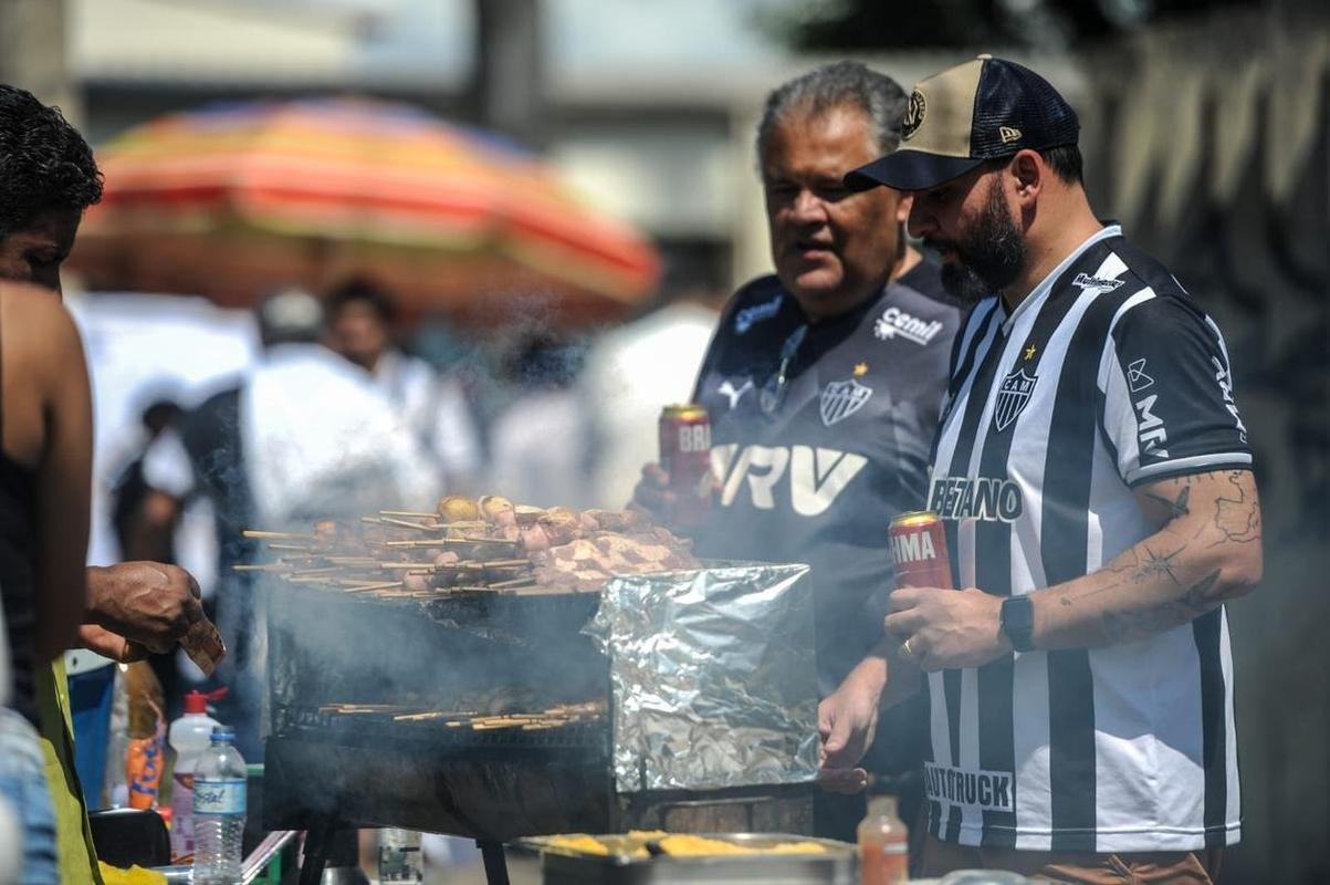 Torcida do Atltico chegou animada ao Mineiro para o jogo da taa, contra o RB Bragantino. Dia de festejar com o time o ttulo do Campeonato Brasileiro de 2021