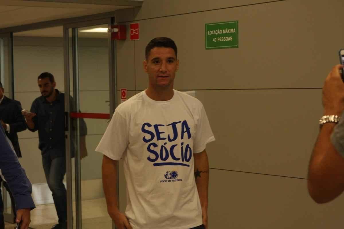 Thiago Neves desembarcou na manh desta segunda-feira no Aeroporto de Confins