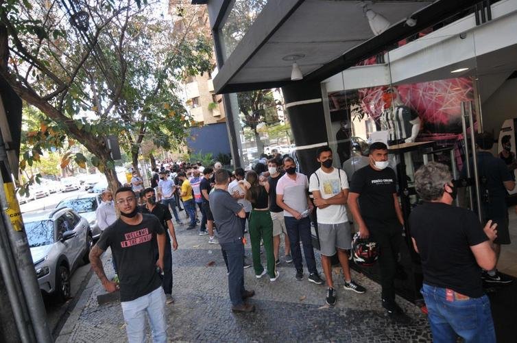 Torcedores do Atlético fazem fila por ingresso para jogo com River Plate