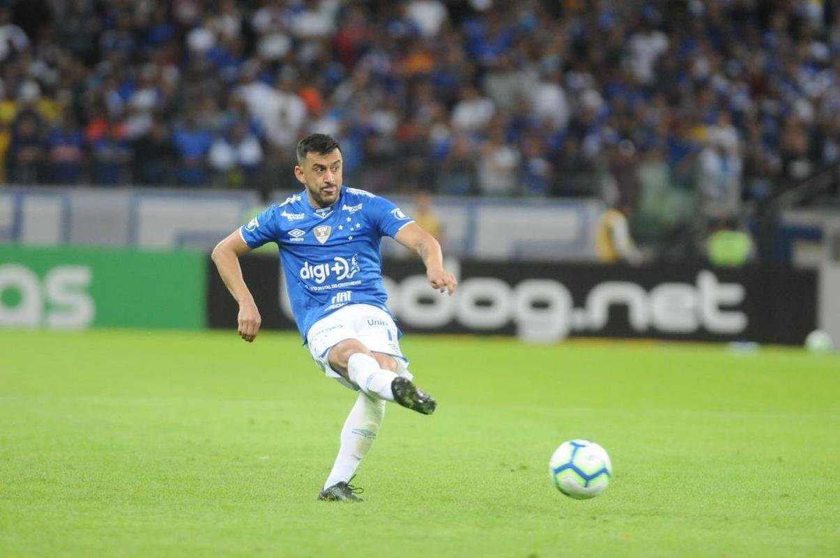 Cruzeiro voltou para o tudo ou nada no segundo tempo e chegou ao empate aos 13 minutos, com gol de cabea de Thiago Neves, aps assistncia de Ariel Cabral