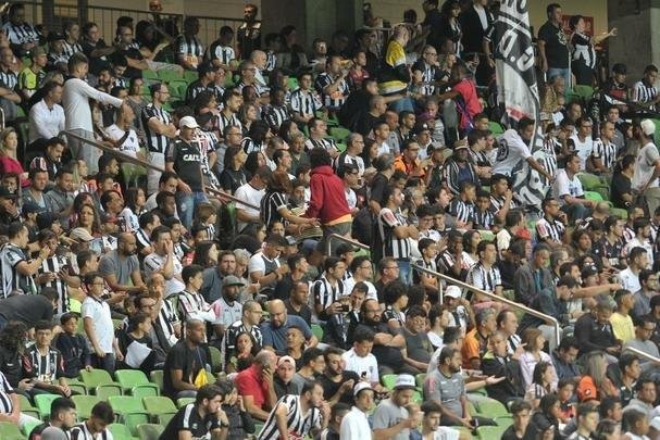 Torcedores de Atltico e Flamengo compareceram ao Horto nesta noite de sbado para assistir ao confronto entre os tradicionais rivais