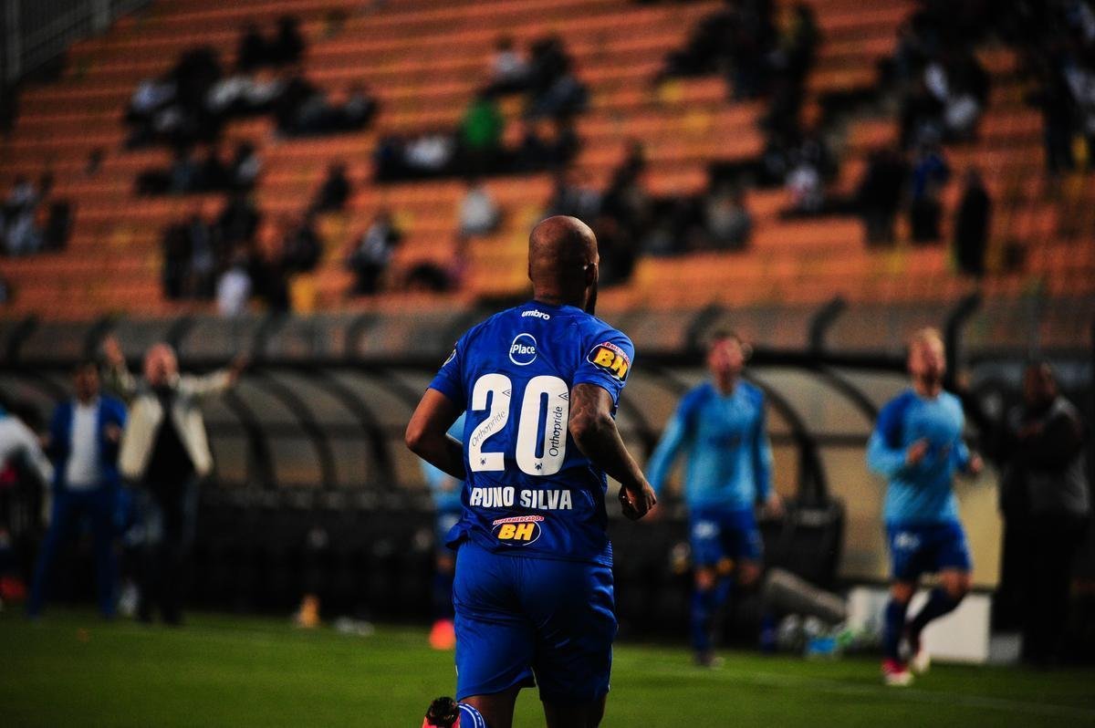 Fotos da vitria do Cruzeiro sobre o Santos, por 1 a 0, no Pacaembu, com gol de Bruno Silva