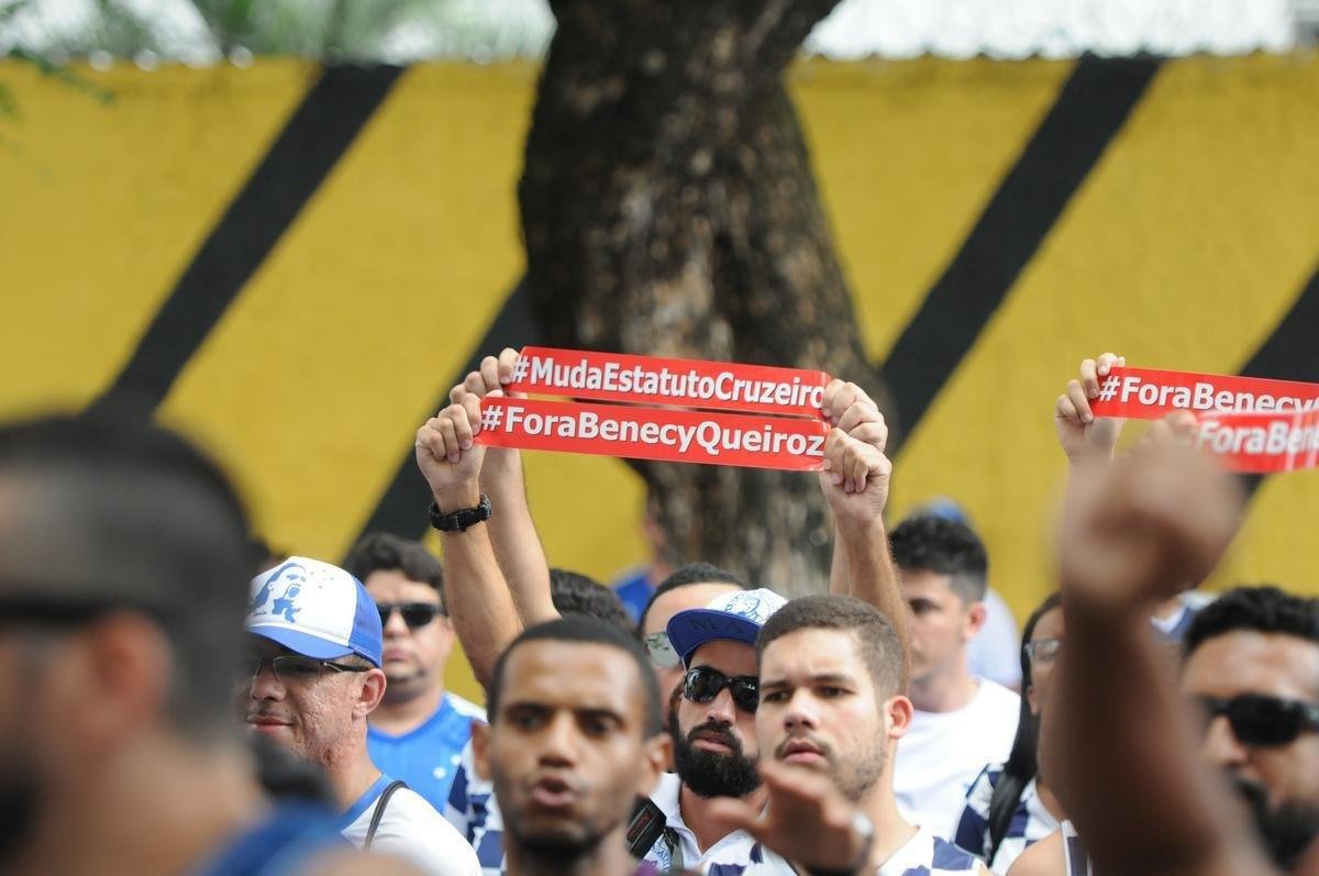 Imagens do protesto da torcida do Cruzeiro em frente ao clube social do Barro Preto