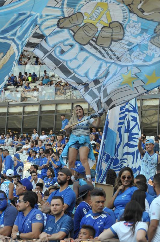 Imagens das torcidas de Cruzeiro e So Paulo no Mineiro