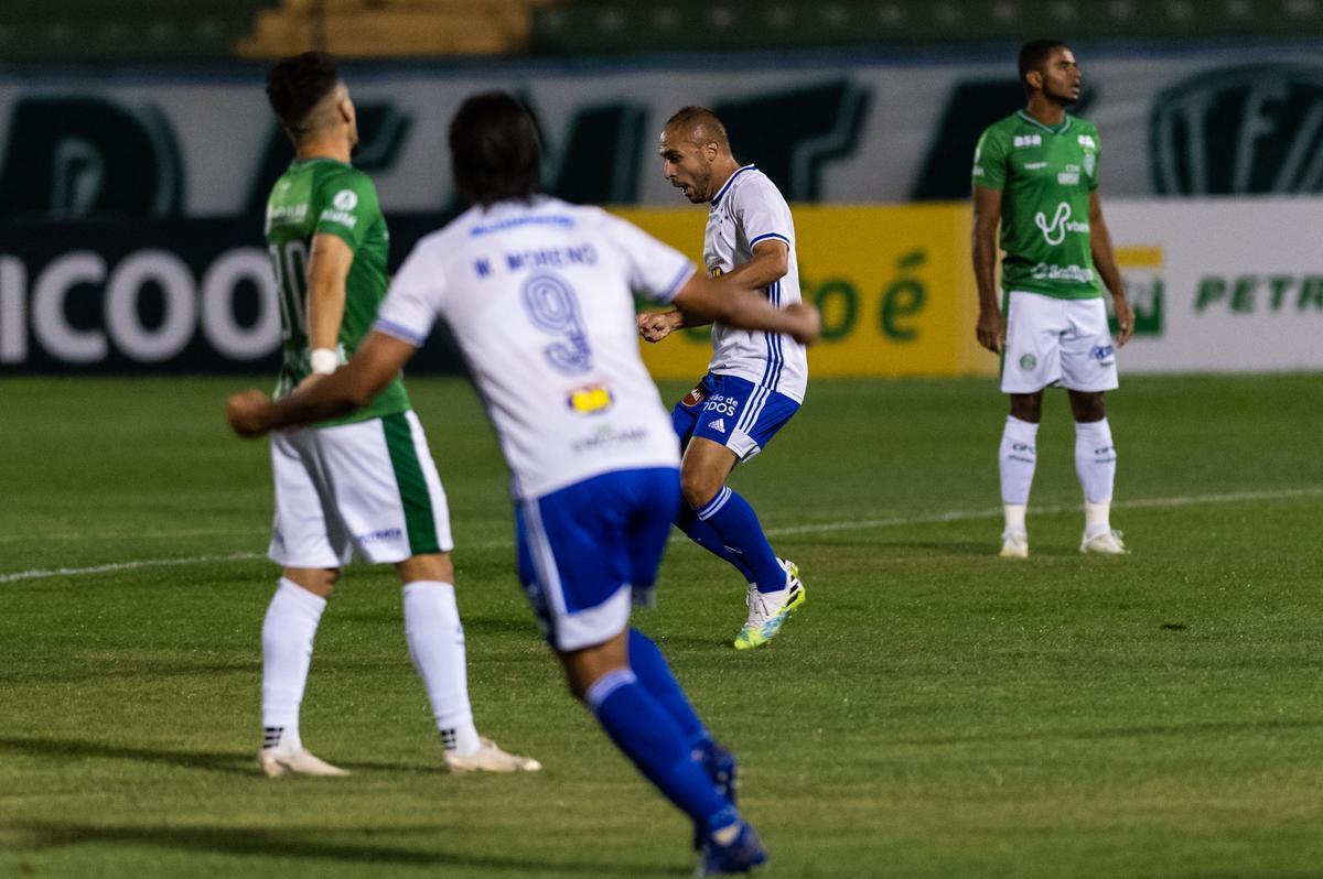 Fotos do jogo entre Guarani e Cruzeiro no Estádio Brinco de Ouro da Princesa, em Campinas, pela segunda rodada da Série B