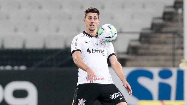 Em busca de reforar o setor defensivo, o Cruzeiro demonstrou interesse em Danilo Avelar, do Corinthians. Polivalente, o atleta de 32 anos atua como zagueiro e lateral-esquerdo. Alm da Raposa, outros times miram a contratao do defensor, que deve definir seu futuro nas prximas semanas.