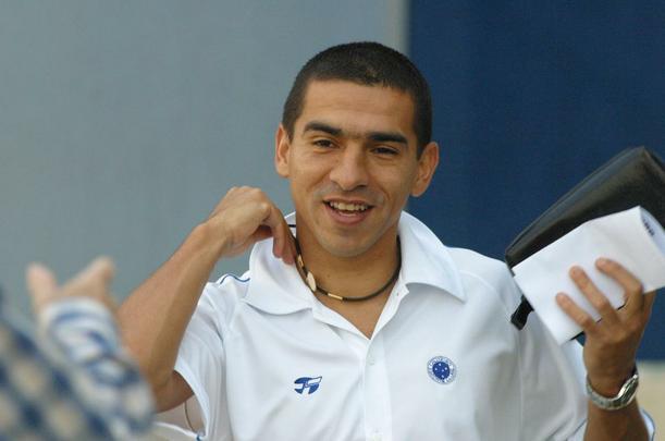 Aristizbal (2003): o colombiano foi anunciado como reforo do Cruzeiro em 15 de janeiro de 2003 e assinou contrato de um ano. Ele havia sido artilheiro do Vitria no Campeonato Brasileiro de 2002, com 10 gols. Pela Raposa, Aristizbal formou dupla inicialmente com Deivid e depois com Mota. Em 53 partidas oficiais, marcou 28 gols - sendo 21 somente no Brasileiro.