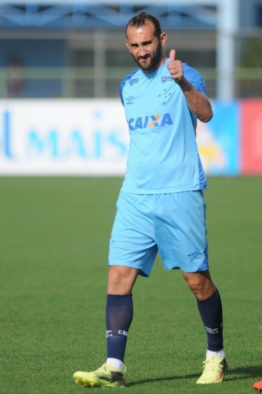 Mano Menezes voltou a fechar treino na Toca da Raposa II e permitiu imagens apenas do aquecimento. O certo  que o treinador voltar a contar com o Cruzeiro ideal diante do Boca Juniors, na quinta-feira, no Mineiro. Todos os atletas esto  disposio para duelo de volta das quartas de final da Libertadores