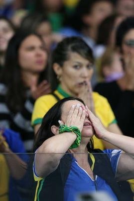 Imagens emocionantes das cobranas de pnaltis no Mineiro e da classificao do Brasil s semifinais do torneio feminino de futebol dos Jogos Olmpicos. Goleira Brbara pegou pnalti e deu vitria  Seleo por 7 a 6 sobre a Austrlia. Com 52 mil pagantes, estdio foi  loucura.
