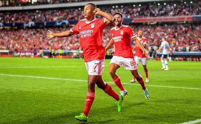 David Neres comemora gol diante do Dnamo de Kiev: destaque em Lisboa