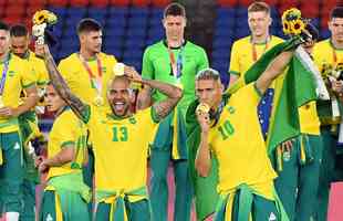 Jogadores da Seleo Brasileira recebem a medalha de ouro pela conquista olmpica no futebol