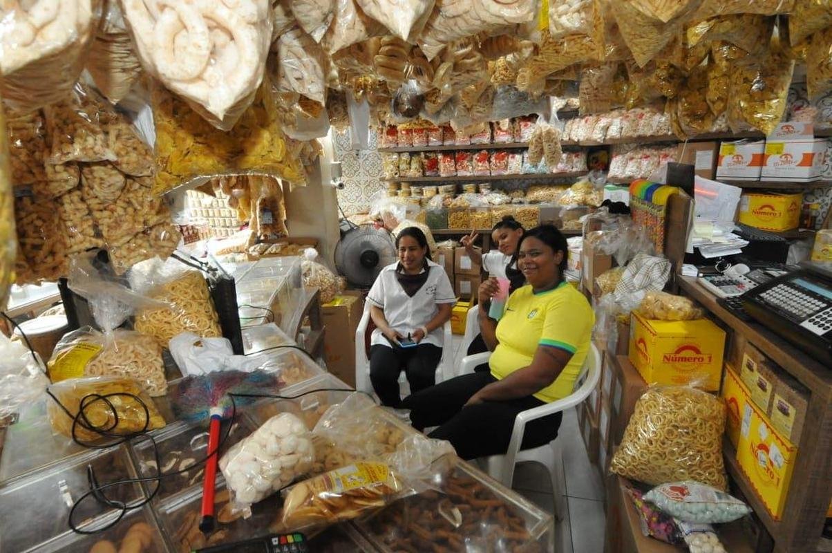 No Mercado Central, em BH, torcedores assistem ao jogo do Brasil contra a Sua pelo Grupo G da Copa do Mundo, no Catar