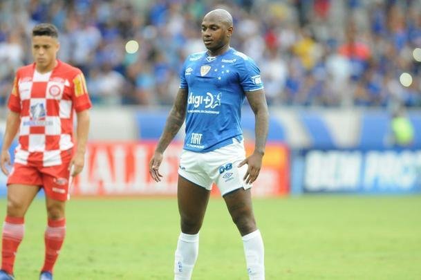 Sass abriu o placar para o Cruzeiro em cobrana de pnalti no primeiro tempo: 1 a 0