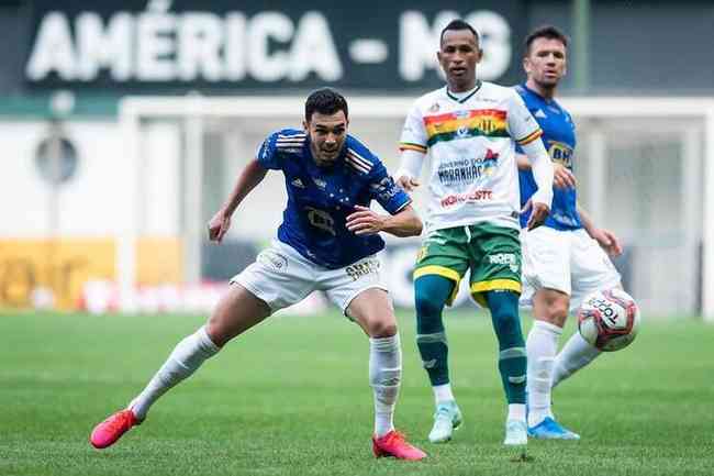 Jean Victor recebeu o terceiro carto amarelo no jogo contra o Sampaio Corra