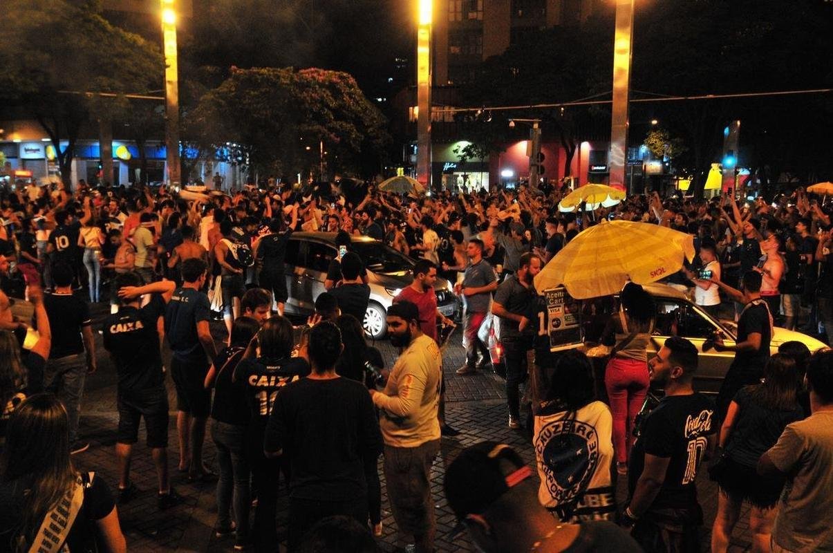 Seja em campo, nas arquibancadas da Arena Corinthians ou nas ruas de Belo Horizonte, os cruzeirenses comemoraram bastante a conquista do sexto ttulo da Copa do Brasil. O clube se tornou o maior vencedor isolado da histria do torneio, deixando para trs o Grmio, que ganhou cinco vezes. Veja as melhores imagens da celebrao de jogadores, dirigentes e torcedores!