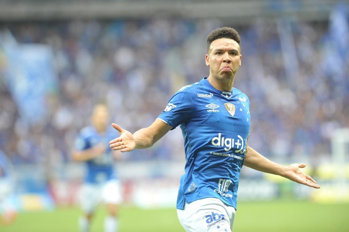 Fotos do gol de Marquinhos Gabriel, do Cruzeiro, sobre o Atltico, na primeira partida da deciso do Mineiro; Meia-atacante chutou de perna esquerda, e a bola entrou no canto direito de Victor aps desvio em Leonardo Silva