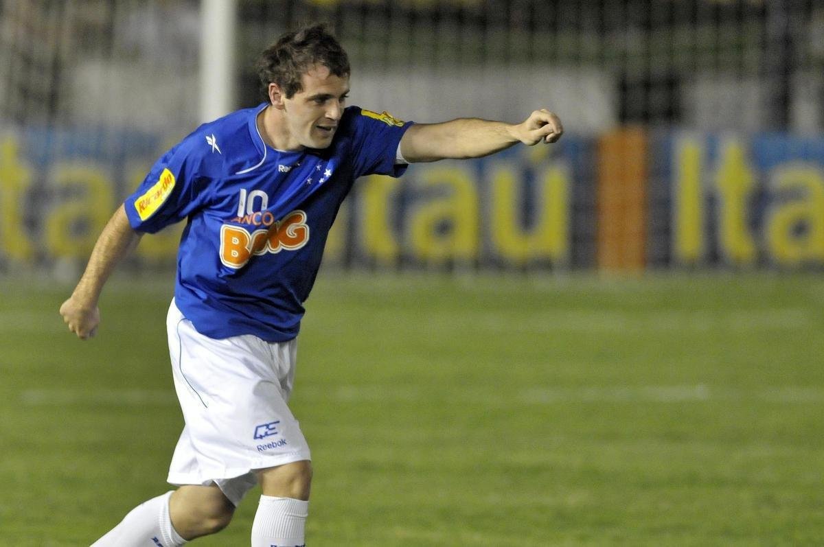 O ano de 2010 seguiu com a Reebok, mas o patrocínio máster mudou: o Bonsucesso deu lugar ao Banco BMG, que iniciara uma série de cinco anos seguidos como principal patrocinador do Cruzeiro. A camisa principal manteve a linha simplista da Reebok, com detalhes em branco na gola e número na parte frontal.