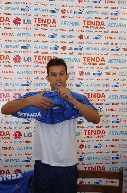 Henrique chegou ao Cruzeiro em janeiro de 2008, mas devido a uma leso sofrida na pr-temporada, estreou apenas em abril. Desde ento, tornou-se pea frequente no time, por ser jogador de confiana de todos os tcnicos. Na primeira passagem, at julho de 2011, disputou 180 jogos e marcou 12 gols. Aps um ano e meio no Santos, retornou  Raposa, em janeiro de 2013, e conquistou ttulos de expresso: dois Campeonatos Brasileiros, em 2013 e 2014, e duas Copas do Brasil, em 2017 e 2018. Atualmente, o veterano de 35 anos se recupera de cirurgia no menisco lateral do joelho direito. Ele  o oitavo atleta que mais vestiu a camisa celeste, com 524 partidas e 27 gols.
