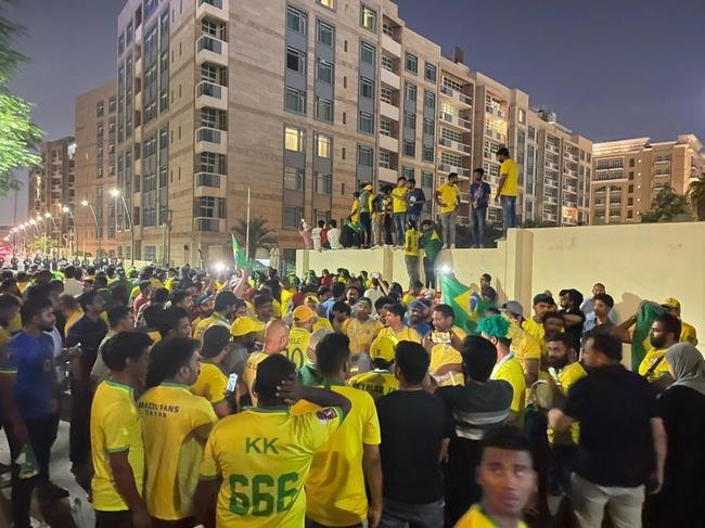 Seleção Brasileira chegou ao hotel The Westin Doha Hotel & Spa, no Centro de Doha, capital do Catar, e teve recepção calorosa de torcedores do Brasil e de outros países. Muitos curiosos apareceram para tentar ver os craques que vão buscar o hexa na Copa do Mundo