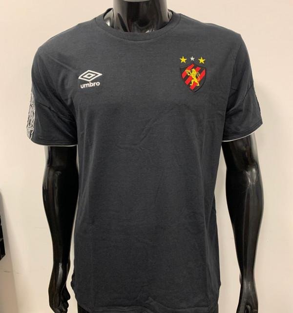 Novos uniformes leoninos foram lançados na noite do sábado, em live realizada no canal de Youtube do clube, com as presenças do humorista Rodrigo Marques e do cantor Lenine. Na foto: camisa de concentração, com predominância cinza.