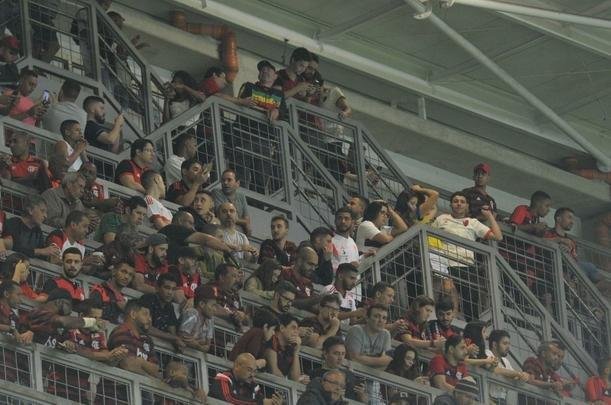 Torcedores de Atltico e Flamengo compareceram ao Horto nesta noite de sbado para assistir ao confronto entre os tradicionais rivais