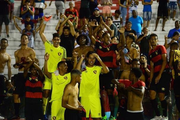 Aps um 2 a 2 no tempo normal, Tlio defendeu o pnalti de Carlo e ajudou o Sport a vencer a disputa na marca da cal por 5 a 4
