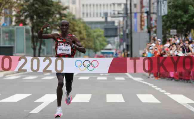 Eliud Kipchoge, do Qunia, terminou a maratona dos Jogos Olmpicos de Tquio em 2h08min38s e se tornou bicampeo olmpico.