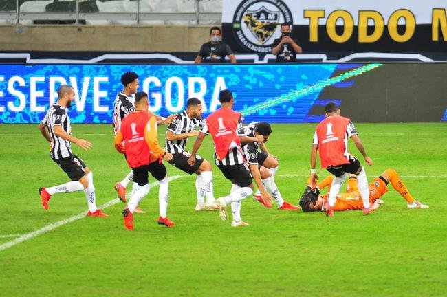 Goleiro Everson, do Atltico, foi heri na deciso por pnaltis contra o Boca Juniors ao defender duas cobranas e ao marcar o gol da classificao: 3 a 1 nas batidas alternadas aps 0 a 0 no tempo normal, no Mineiro.
