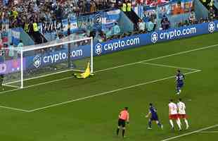 Goleiro Wojciech Szczesny defendeu pnalti cobrado por Messi no duelo entre Polnia e Argentina no Estdio 974