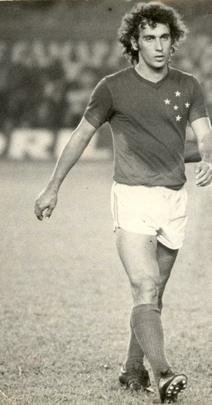 Os chutes fortes e precisos do lateral-direito Nelinho levaram o Cruzeiro a muitas conquistas, como a da Copa Libertadores de 1976. Ele marcou nada menos que 106 gols pelo clube (38 de falta), sendo o 13º maior artilheiro da história. O ex-jogador ficou na Toca da Raposa de 1973 a 1982, quando se transferiu para o Atlético após se mostrar insatisfeito com a chegada do técnico Yustrich à equipe celeste.