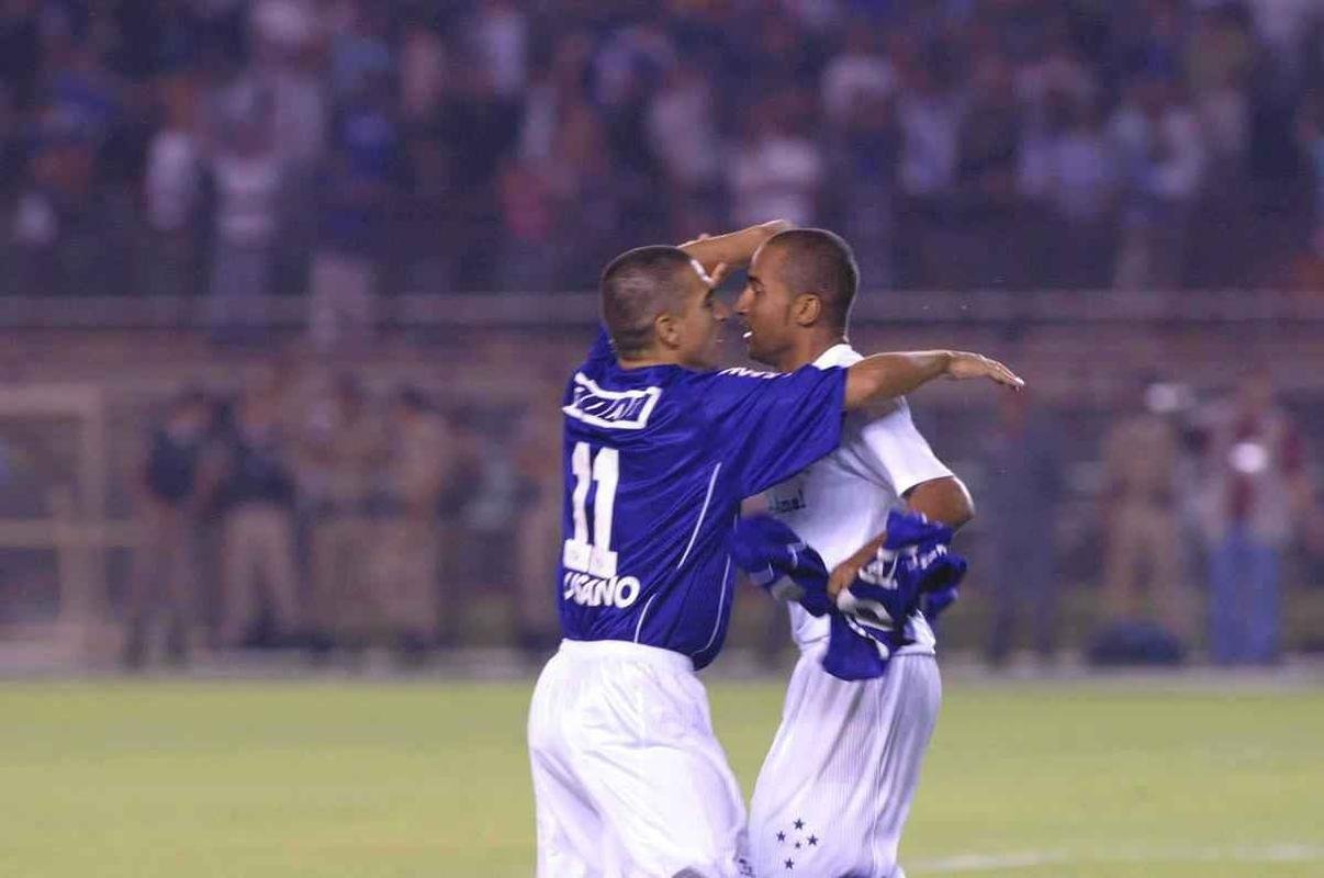 Em junho de 2003, o Cruzeiro deu o segundo passo para alcanar a indita Trplice Coroa. No dia 11 daquele ms, no Mineiro, o time dirigido por Vanderlei Luxemburgo conquistou a Copa do Brasil ao derrotar o Flamengo por 3 a 1. Os gols foram de Deivid, Aristizbal e Luiso. Alex no marcou, mas voltou a dar show em campo, assim como j havia feito no empate por 1 a 1 no duelo de ida, no Maracan, quando fez gol de letra. Aquele foi o quarto ttulo celeste no torneio de mata-matas e deu ainda mais confiana ao elenco para tambm faturar o Brasileiro no segundo semestre de 2003.