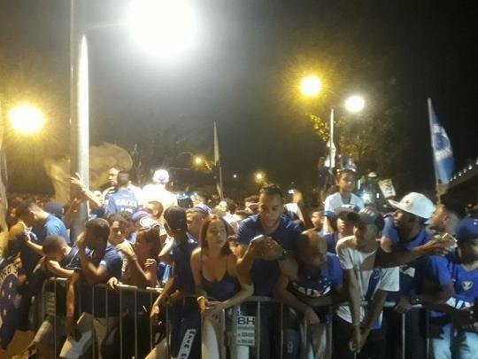 Torcedores acompanharam a chegada do Cruzeiro no Mineirão