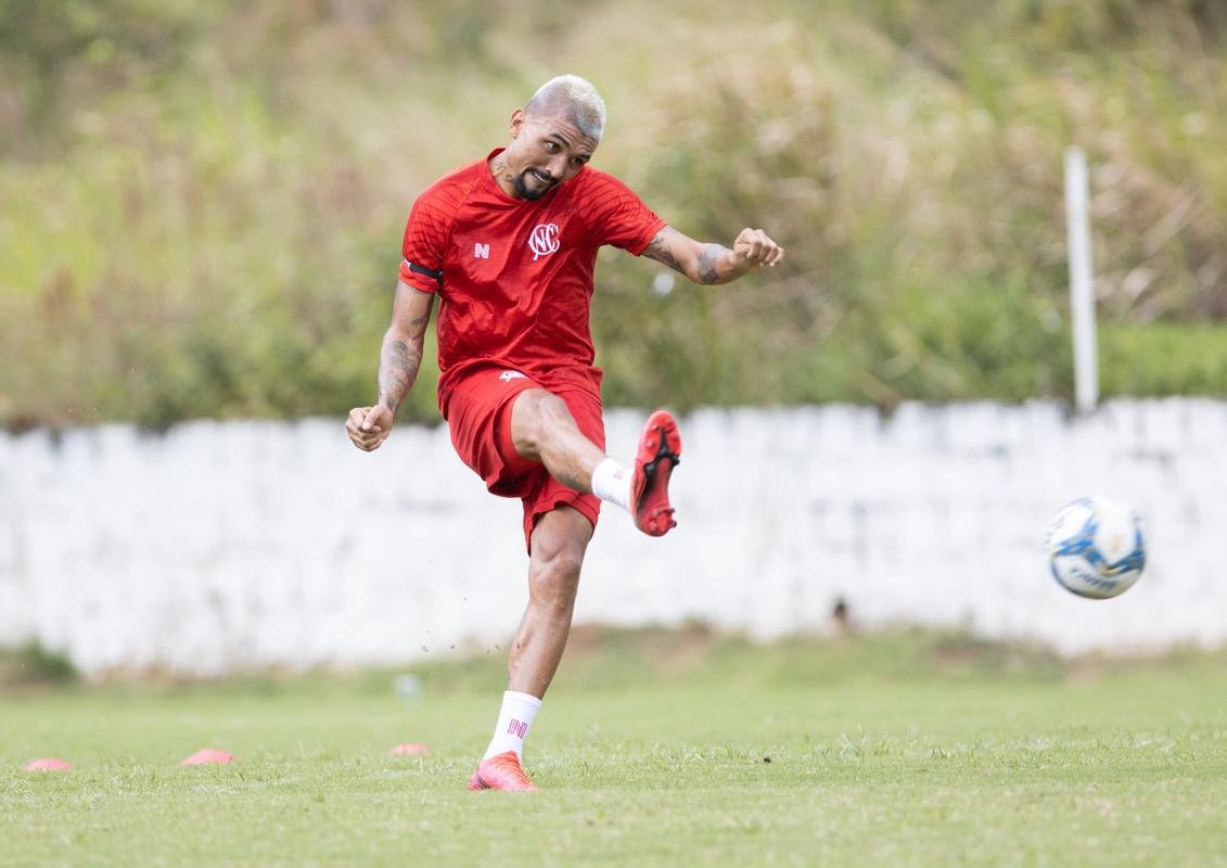 Jogadores do Náutico seguem trainando no CT Wilson Campos, sob a supervisão do técnico Gimar Dal Pozzo. Atletas e membros da comissão técnica são submetidos às medidas de saúde para evitar o contato e gerar possível foco de Covid-19.