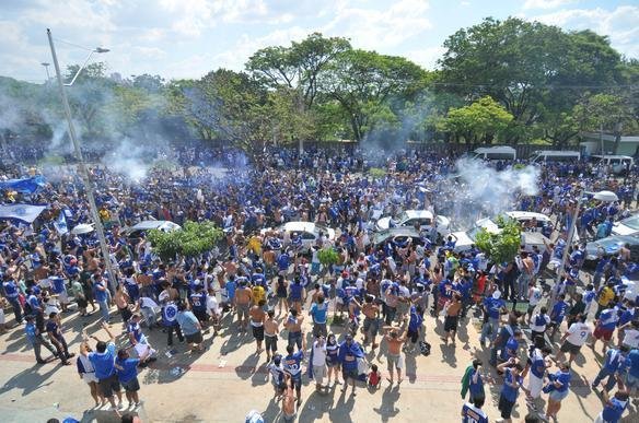 Torcida do Cruzeiro j comea a se movimentar em vrios pontos da cidade antes da partida contra o Grmio, s 17h, no Mineiro