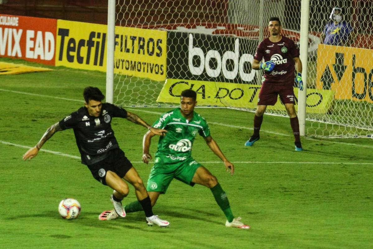 Pela primeira vez, Nutico e Chapecoense se enfrentaram em um jogo oficial. Alm do adversrio, outro detalhe chamou a ateno: o Timbu usou de maneira indita um uniforme preto durante a primeira etapa da partida. 