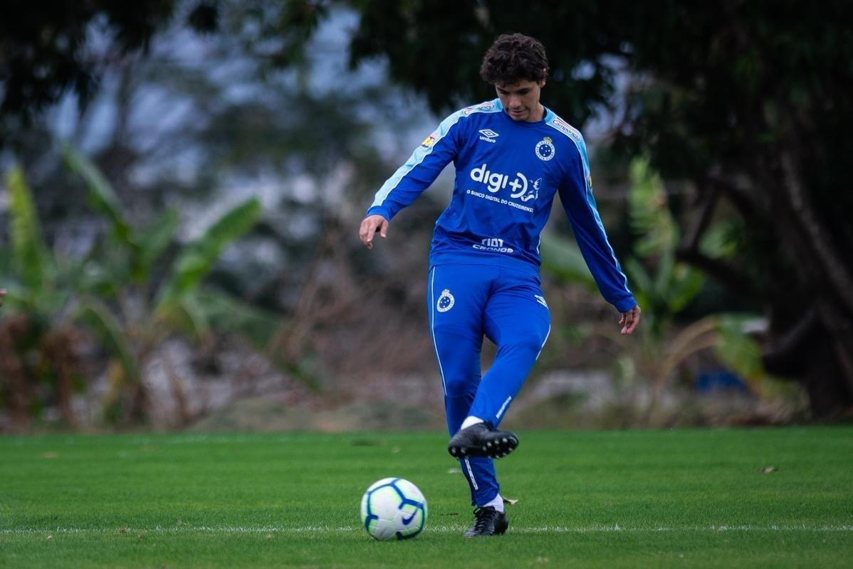 Fotos do treino do Cruzeiro na Toca da Raposa II. Time enfrenta o Internacional, nesta quarta-feira, s 21h30, no Mineiro, pela semifinal da Copa do Brasil. Mano Menezes pode apresentar novidades na escalao diante dos gachos.