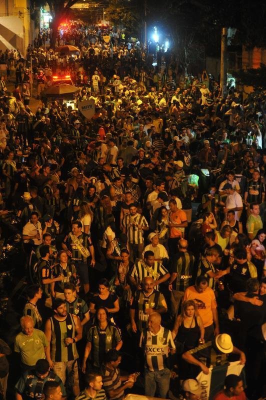 Logo depois da conquista do bi, torcedores do Amrica invadiram Rua Pitangui, ao lado do Independncia, para festejar. Um trio eltrico agitou a noite no bairro Horto