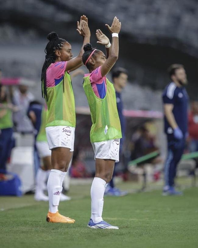 Em preliminar de Cruzeiro x Ituano pela Srie B, o time feminino da Raposa, conhecido como Cabulosas, goleou o Araguari por 8 a 0 pela terceira rodada do Campeonato Mineiro Feminino. Equipe cruzeirense estreou o uniforme rosa, confeccionado pela Adidas em homenagem  campanha Outubro Rosa, de conscientizao contra o cncer de mama