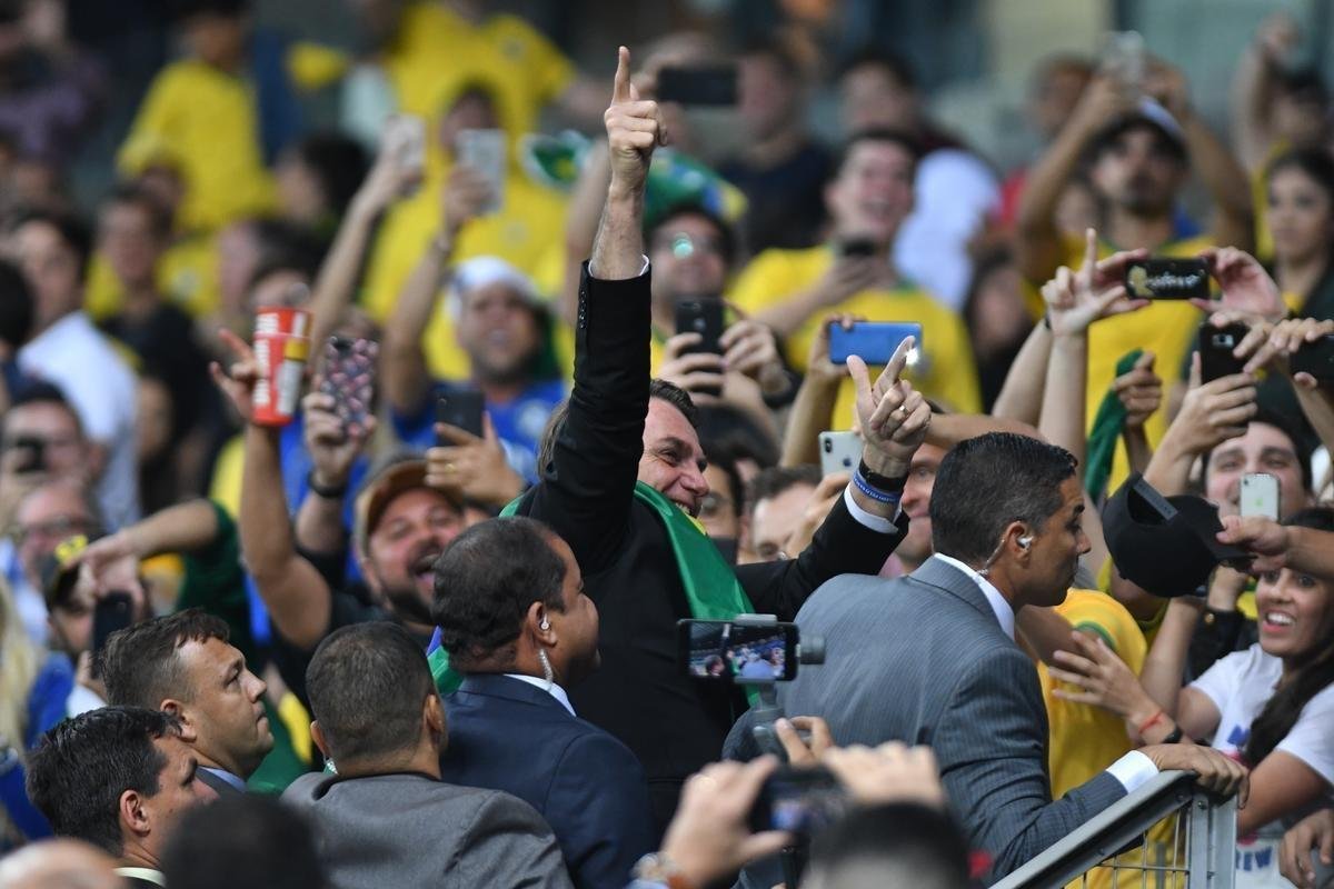 Durante o intervalo do jogo, Bolsonaro desceu ao gramado, foi vaiado e tambm recebeu aplausos